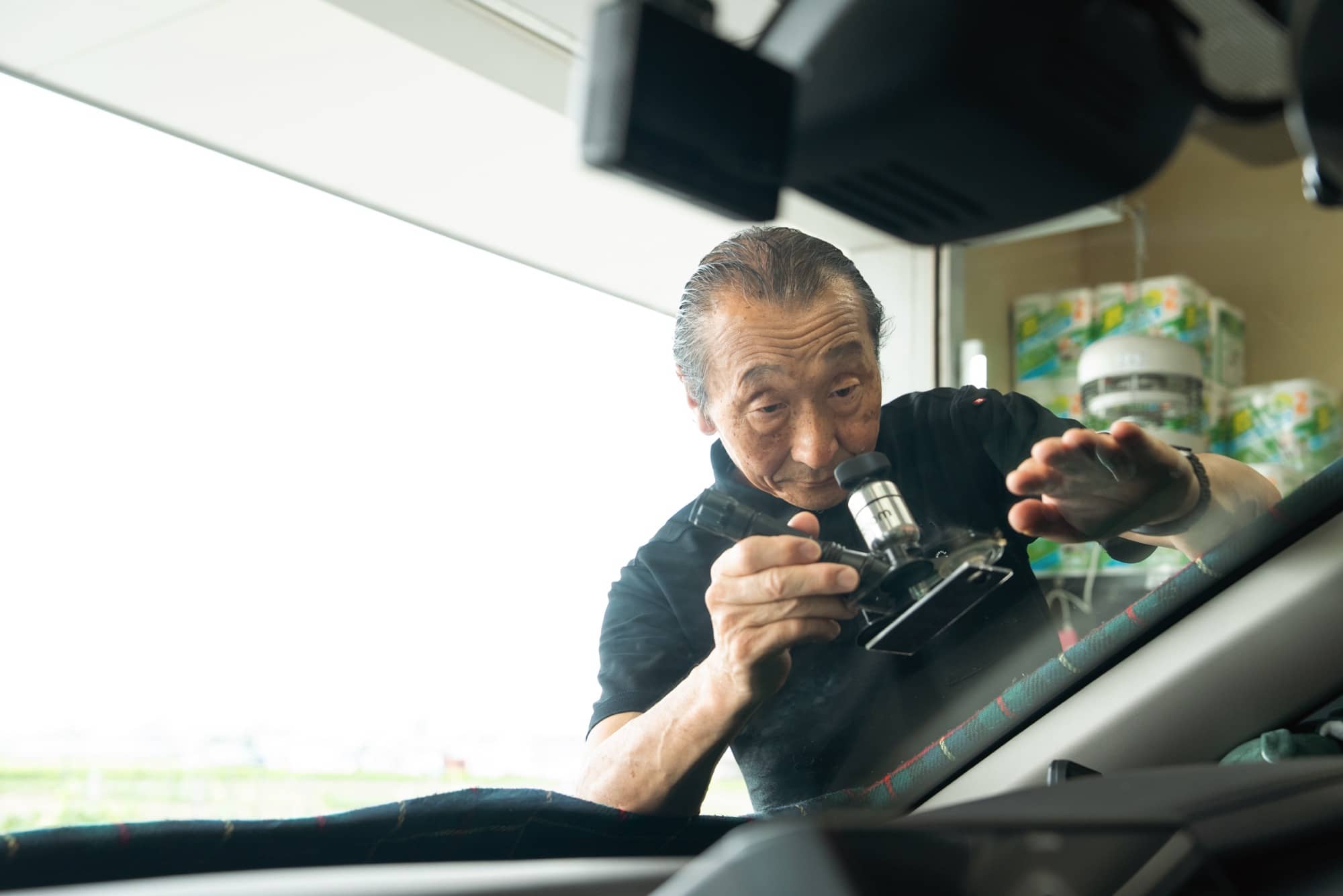 フロントガラスの状態確認 | 三重県四日市周辺の自動車ガラス修理なら株式会社三重オートガラス